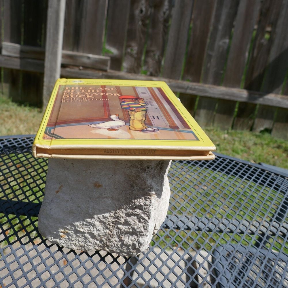 Vintage Childrens Book Case Elevator Duck Boy Detective Dell Yearling 70s - Picture 3 of 12